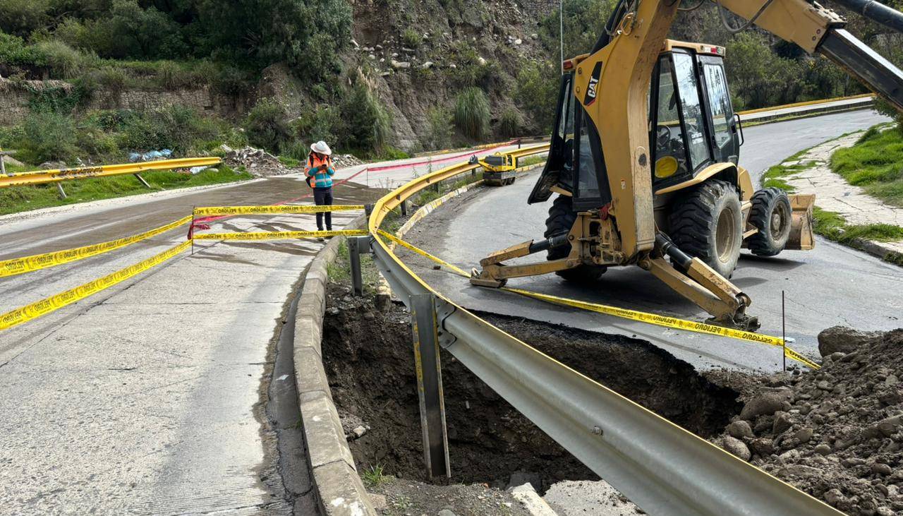 Hay sifonamiento en la avenida Kantutani que conecta con el sur de La Paz; piden precaución a los conductores 