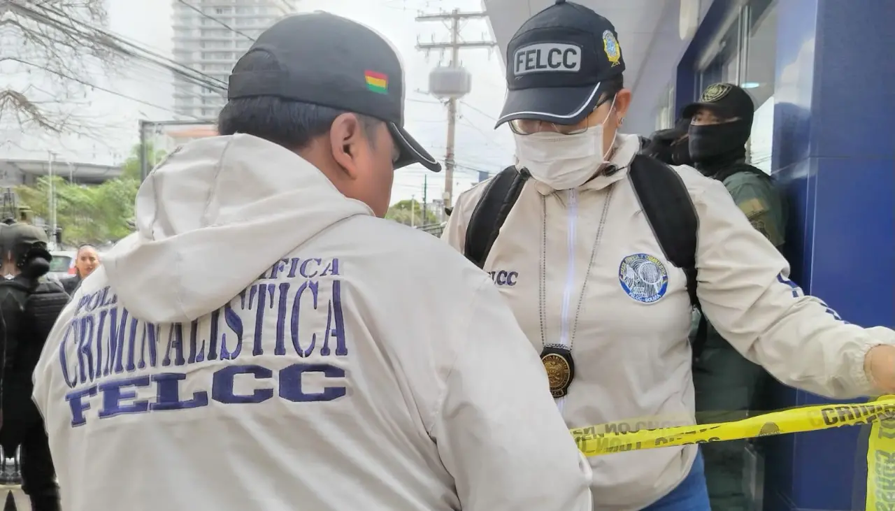 Atraco en Equipetrol ocurrió minutos después que una mujer depositó Bs 121.000; delincuente solo se llevó Bs 20.000
