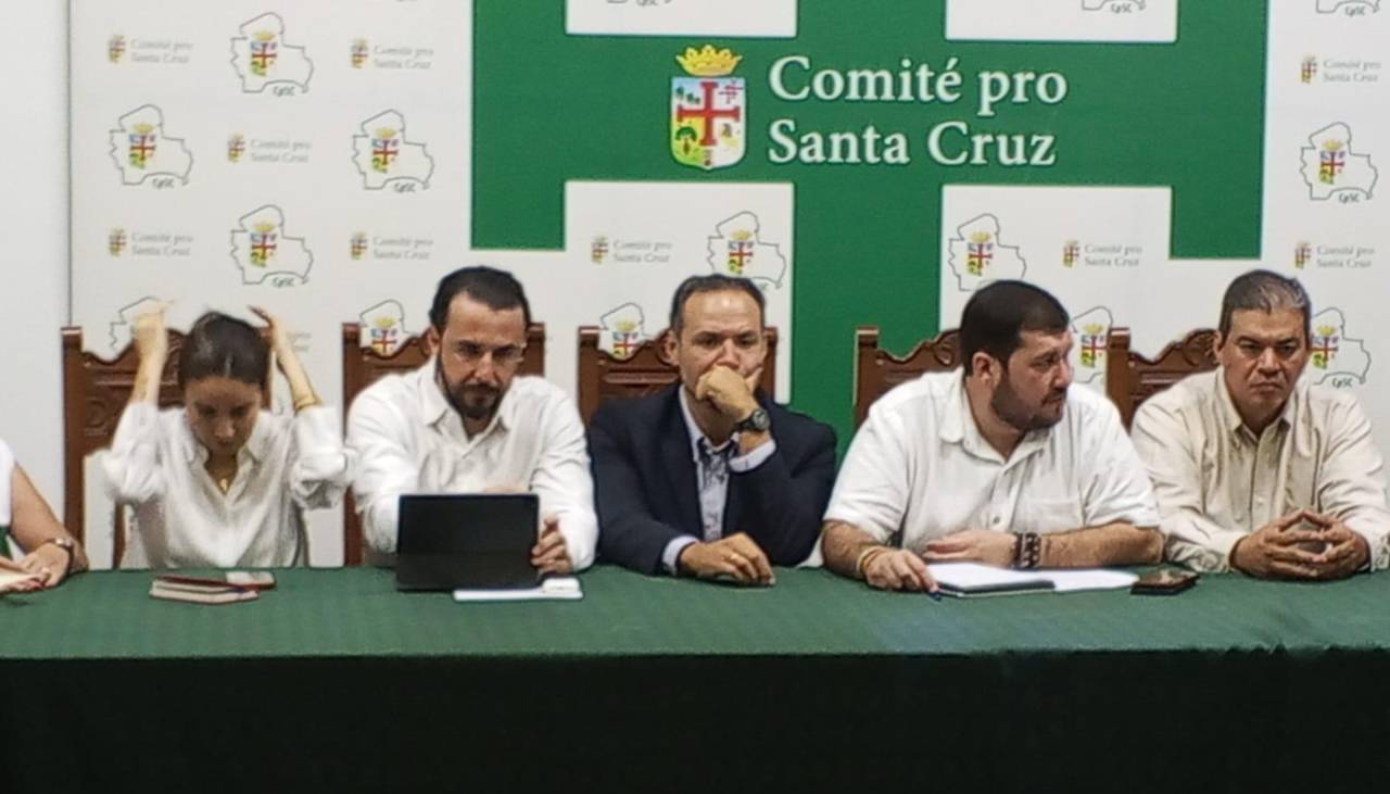 Autoridades y cívicos cruceños se reúnen con YPFB para tratar la crisis de combustible