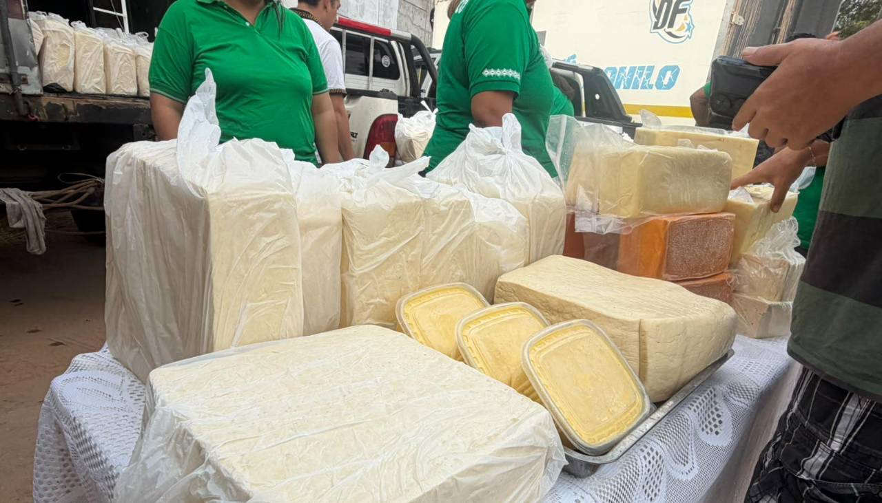 Ante bloqueos, productores ofertan queso directo al consumidor en la capital cruceña
