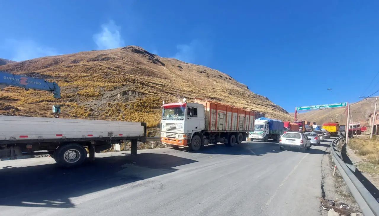 “Las filas son tremendas”: Choferes denuncian escasez de combustible en los Yungas de La Paz