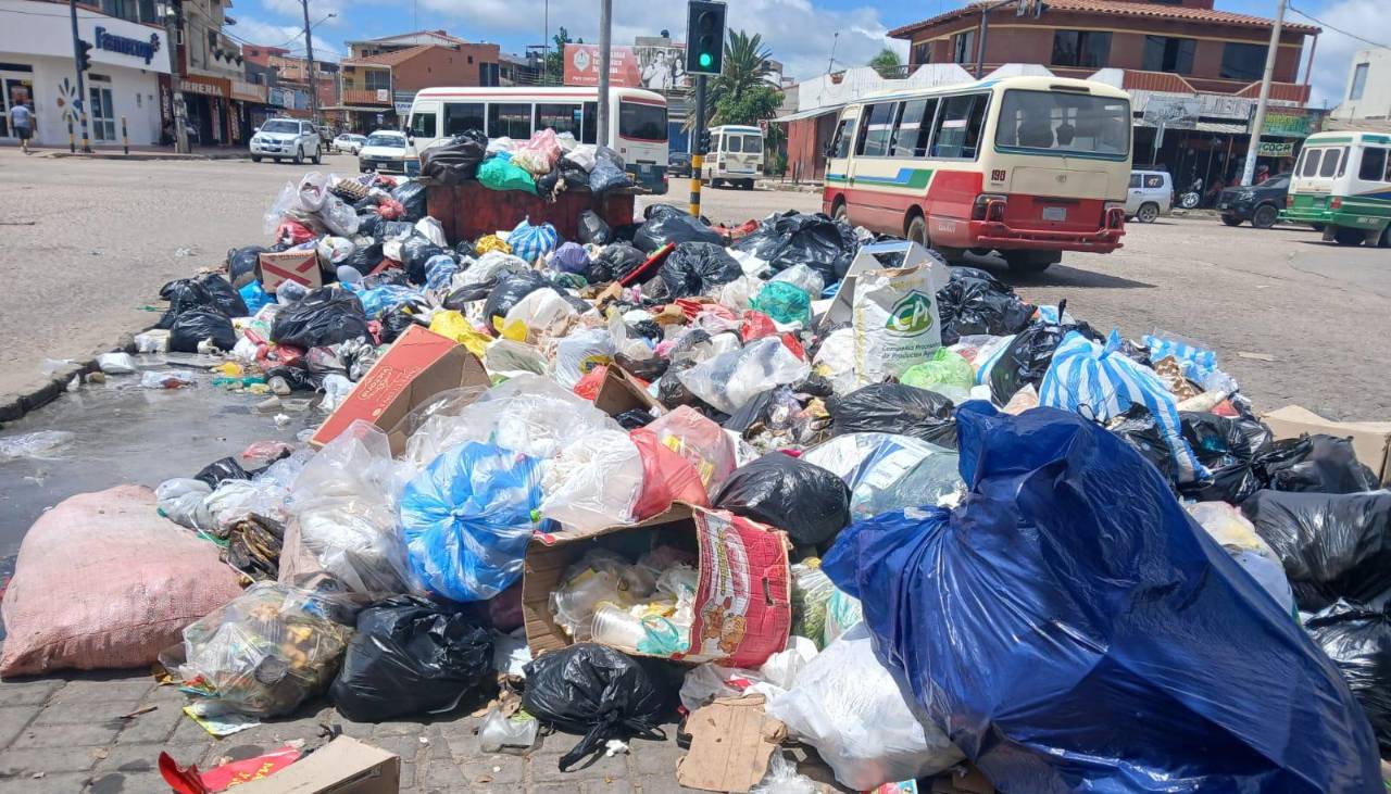 “No nos moveremos hasta que nos paguen”: Bloqueo en el vertedero deja las calles cruceñas llenas de basura