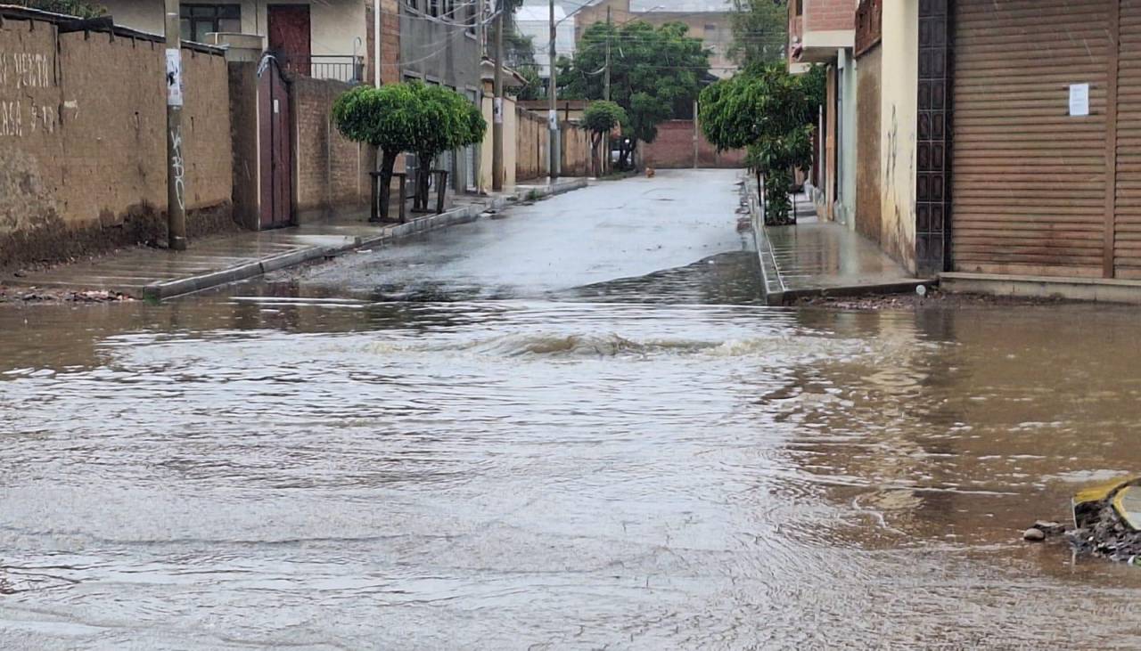 Intensas lluvias provocan el colapso de alcantarillas en la zona sur de Cochabamba