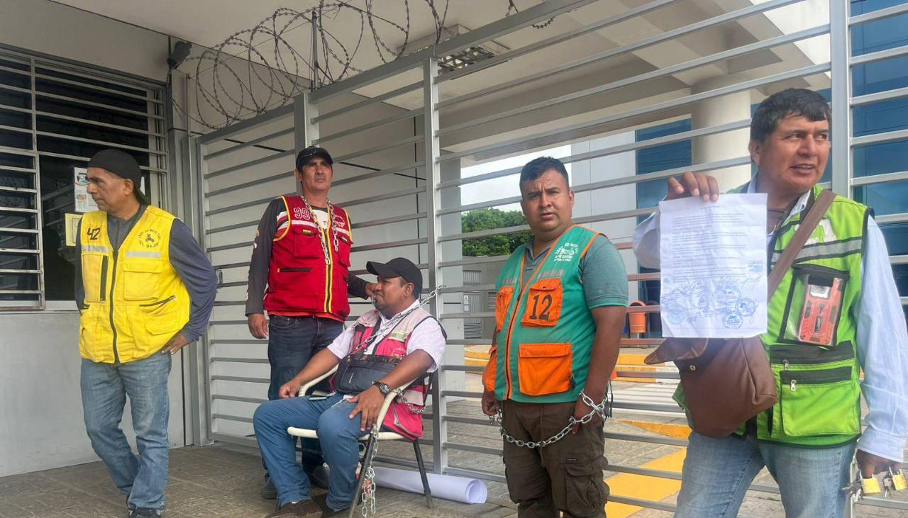 Mototaxistas se encadenan en puertas de YPFB para exigir el resarcimiento por la gasolina desestabilizada