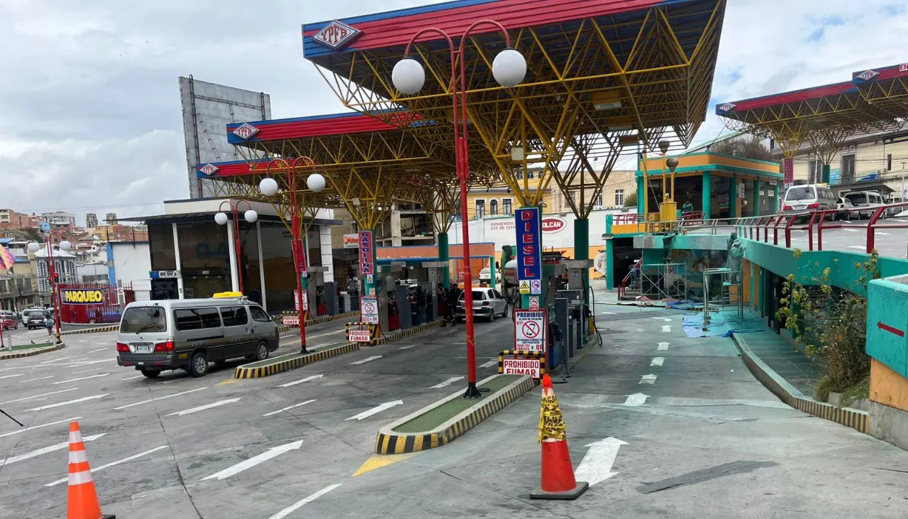 Segundo día con filas en surtidores de La Paz y Santa Cruz; YPFB asegura que realizan despachos las 24 horas