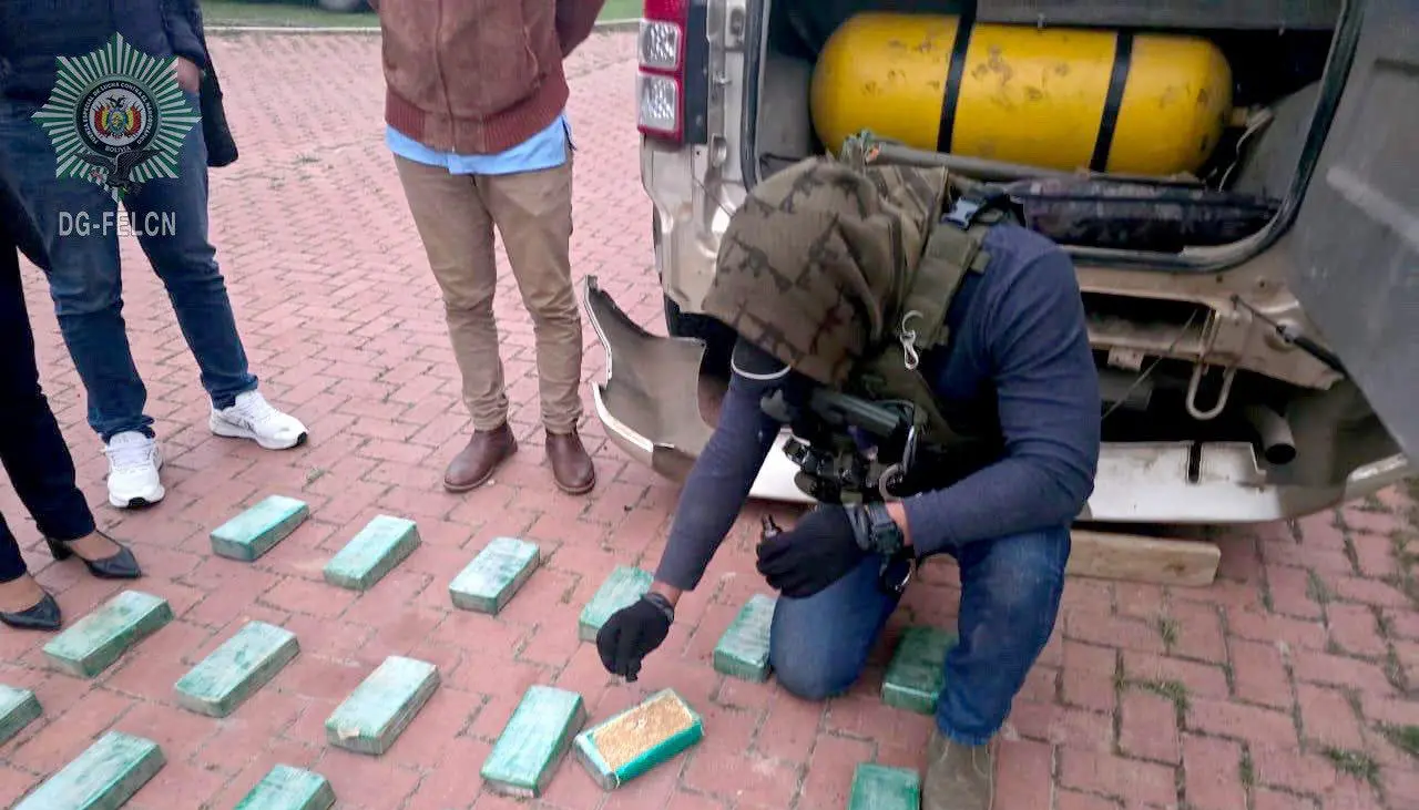 Cae un hombre que viajaba en su vehículo con 30 paquetes de cocaína, ocultos en un compartiento prefabricado