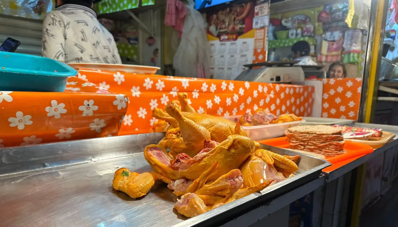 Un pollo se vende hasta en Bs 90 en algunos mercados de La Paz, según comerciantes