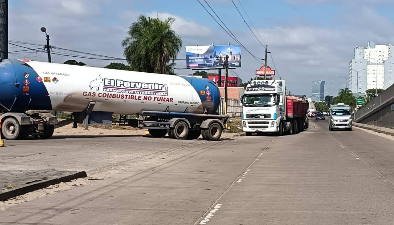 Filas por diésel persisten, mientras que la espera por gasolina disminuye, según conductores 