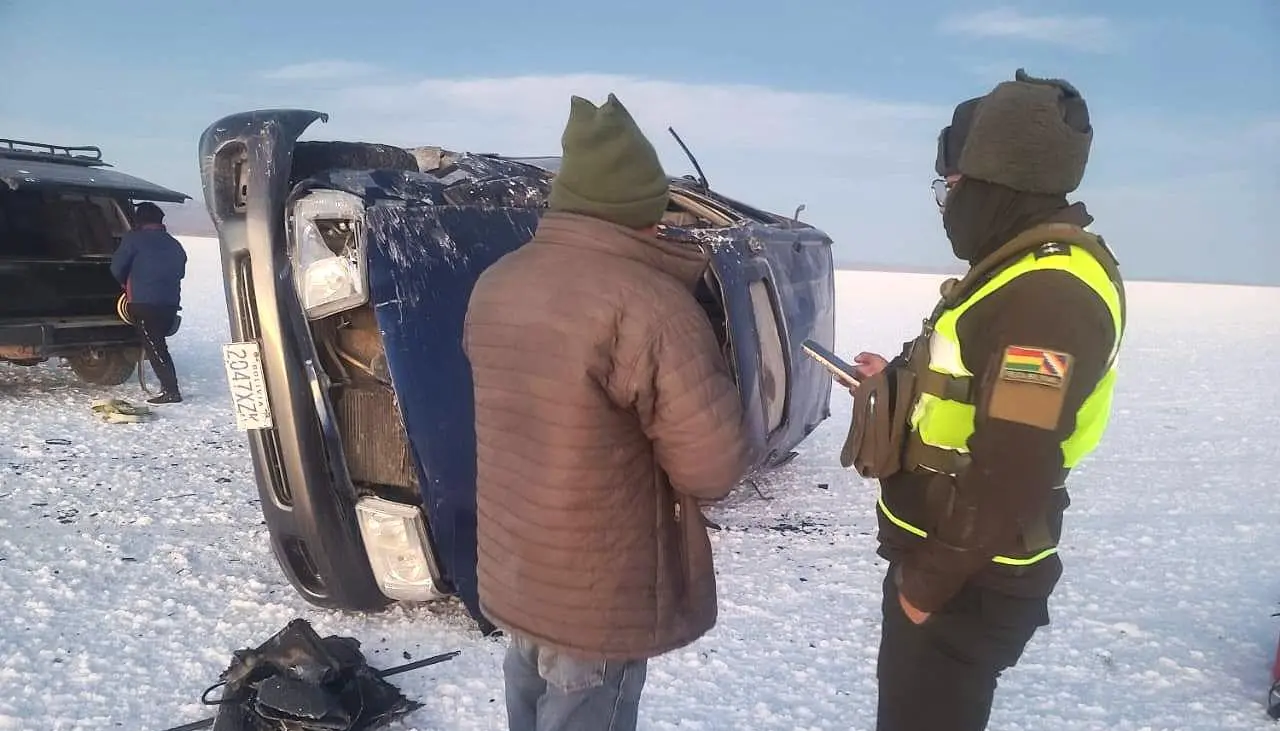 Turista tomó el volante para grabar un video: Aparatoso accidente en el Salar de Uyuni dejó un extranjero fallecido