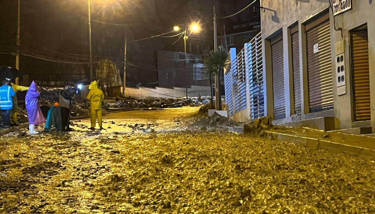 La intensa lluvia genera emergencia en Bajo Llojeta y deja calles anegadas en el Sur de La Paz