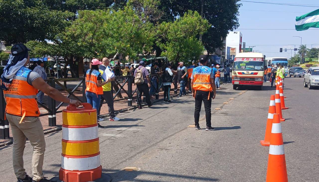 Se realizan controles para evitar el cobro de Bs 3 a usuarios de micros en la capital cruceña 