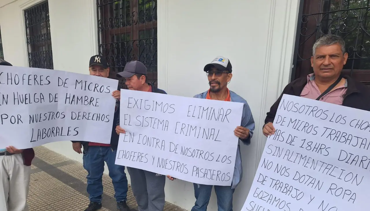 Choferes de micros inician huelga y piden ser incluidos en la ley general del trabajo y la eliminación del marcado de tarjetas