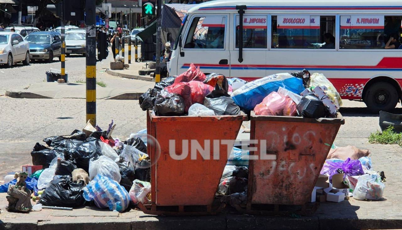 La basura se acumula en las calles cruceñas tras feriado; Emacruz dice que en estas fechas se genera hasta un 30% más de residuos