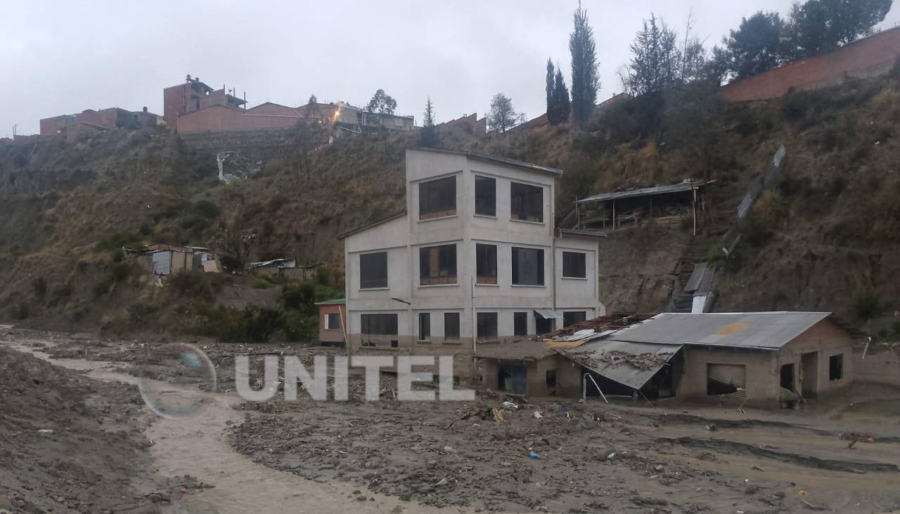 Destrozos por lluvias: Casas inundadas y vías intransitables en ciudades del eje central