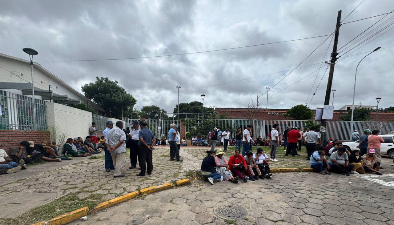 Santa Cruz: Transportistas bloquean la Secretaría Municipal de Tráfico en rechazo a la circulación de micros interprovinciales