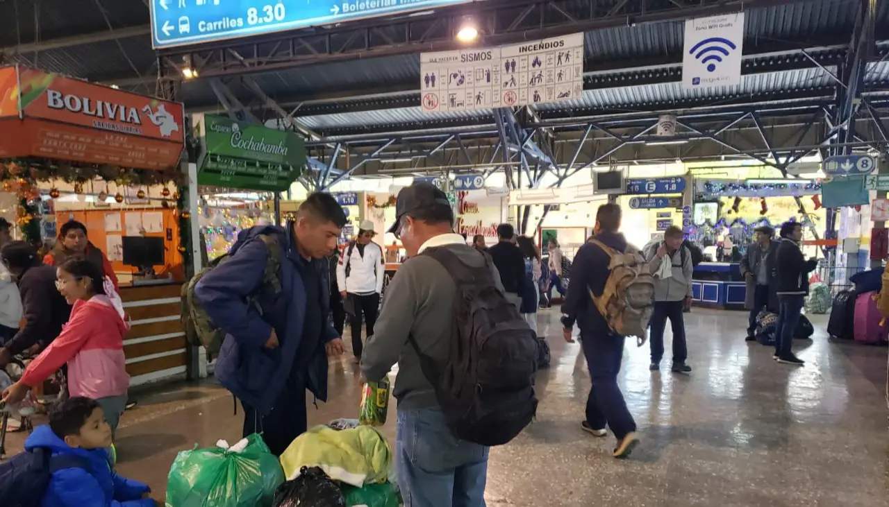 Pasajeros denuncian que el costo del pasaje interdepartamental aumentó entre Bs 50 y 200, según la ruta