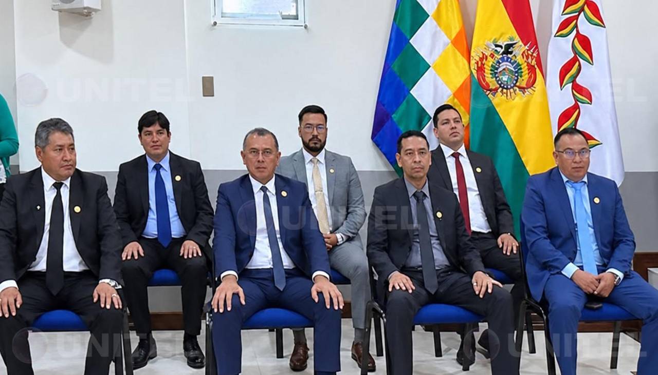 Urioste posesiona a los nuevos fiscales departamentales en un acto en Sucre