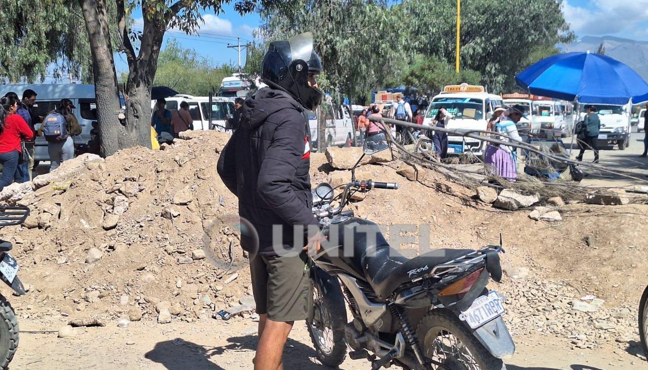 Cochabamba: Persiste bloqueo, camiones buscan rutas alternas y se instala reunión que busca una solución al lío de la basura