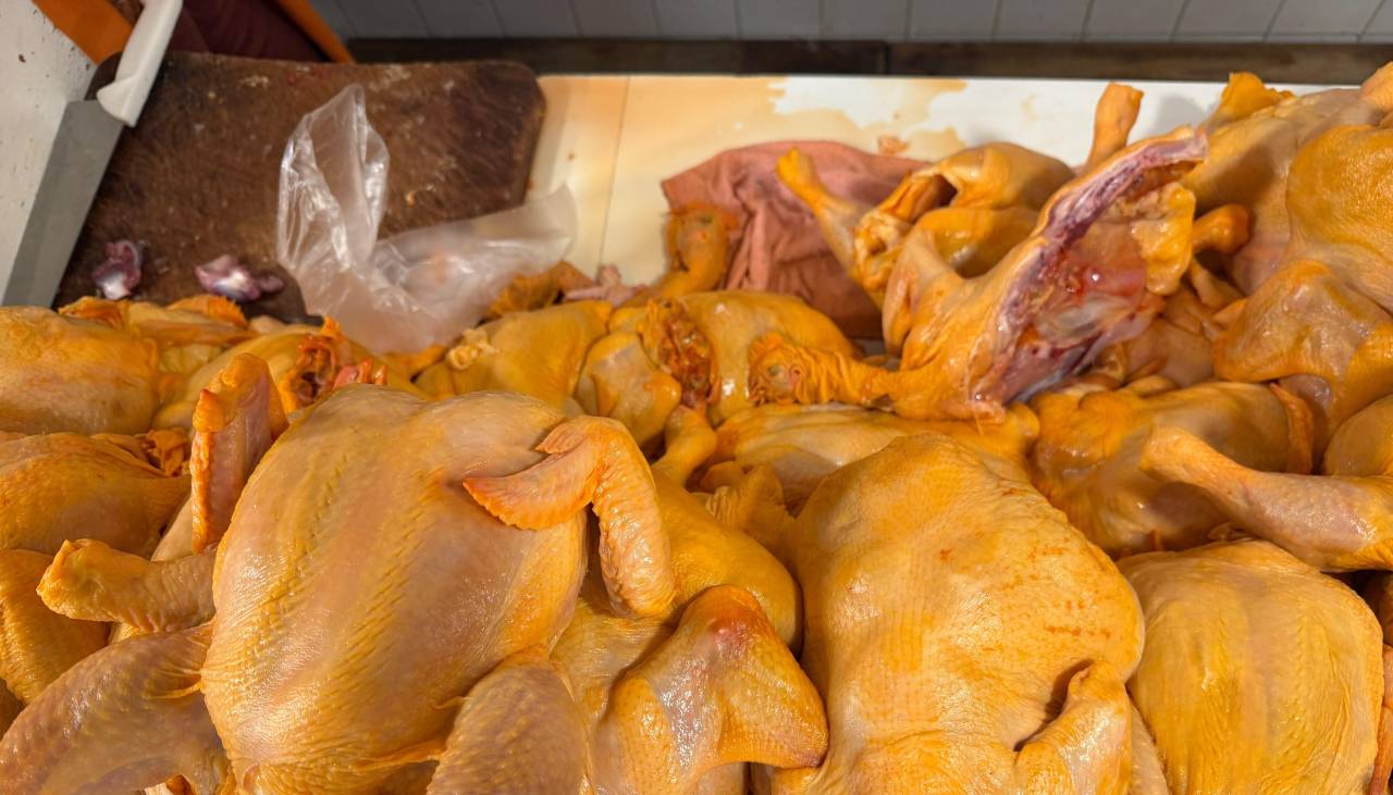 ¿A cuánto se vende el kilo de pollo en La Paz? Esto dicen las vendedoras del mercado Rodríguez