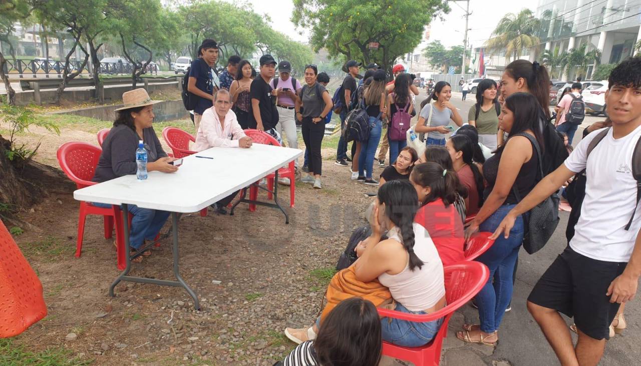 Uagrm: Docentes y estudiantes pasan clases en las calles en protesta por un mayor presupuesto