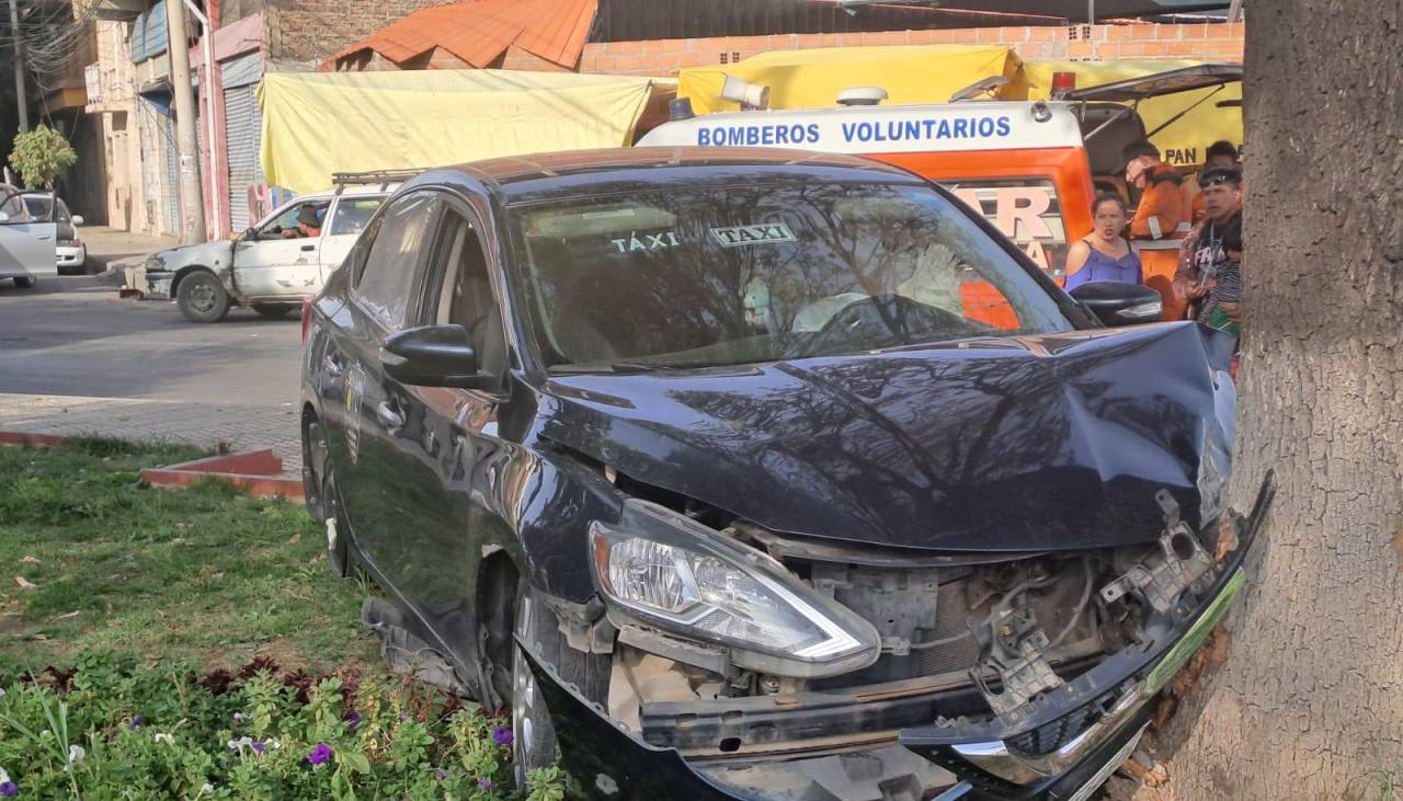 Cochabamba: Conductor choca su vehículo contra una jardinera y deja al menos tres heridos 