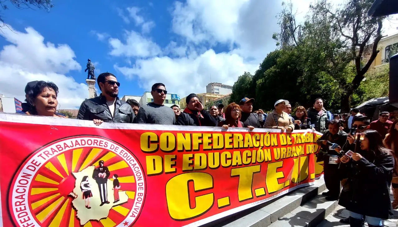 Maestros reciben respaldo de Ponchos Rojos en protesta y evitan que la Policía los desaloje de plaza Murillo