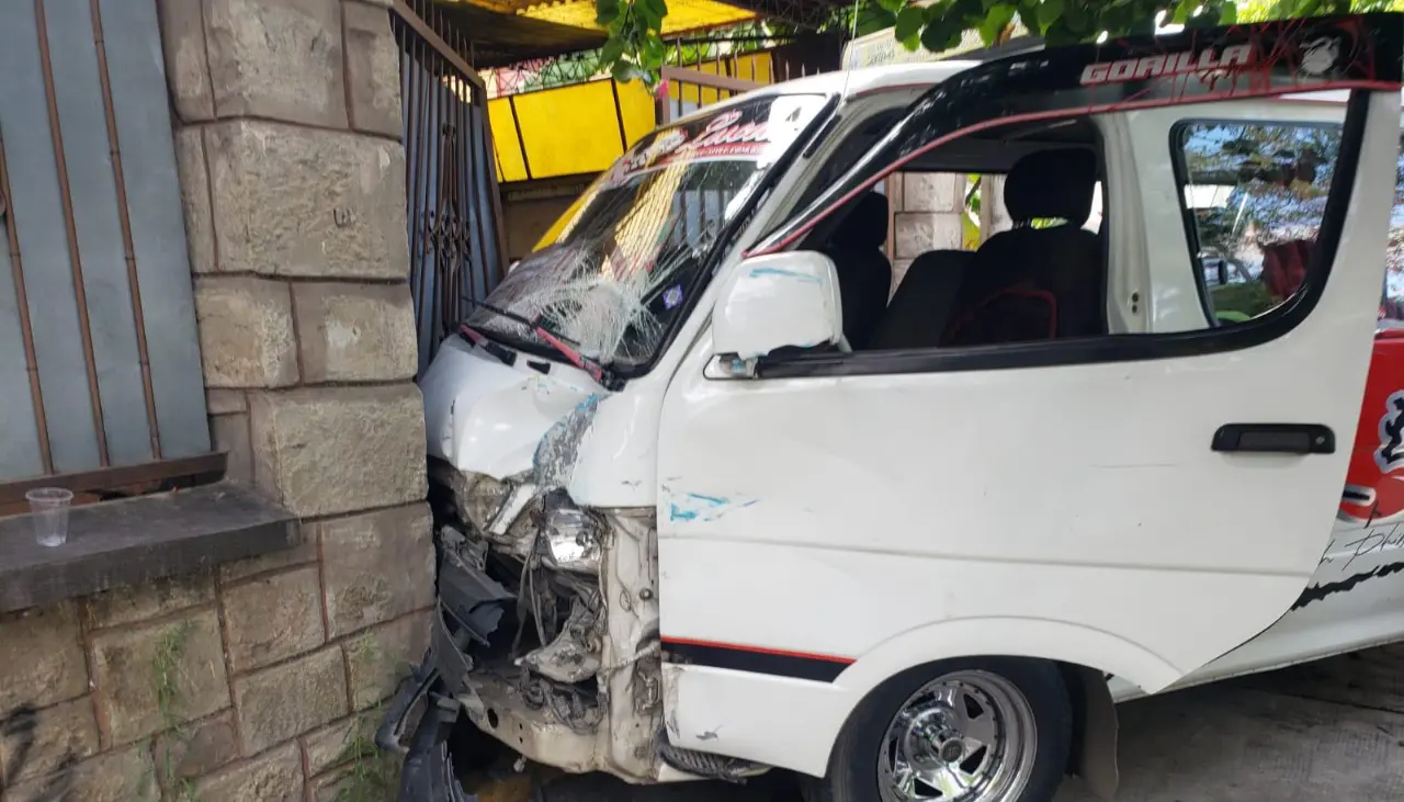 Minibús impacta contra una vivienda tras chocar con otro vehículo dejando cuatro heridos
