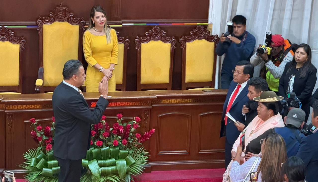 Luis Revilla asume como nuevo gobernador de La Paz