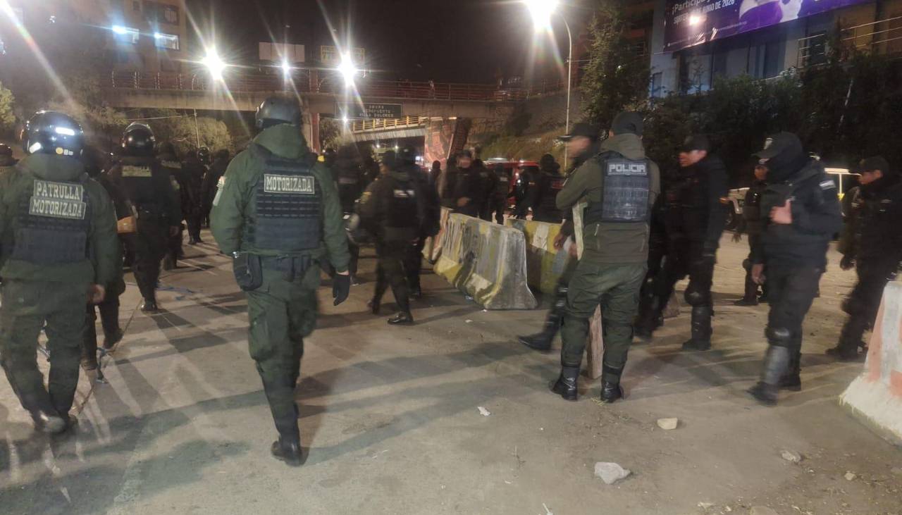 Tras el anuncio de un corredor humanitario, la Policía desbloquea el peaje de la autopista La Paz - El Alto
