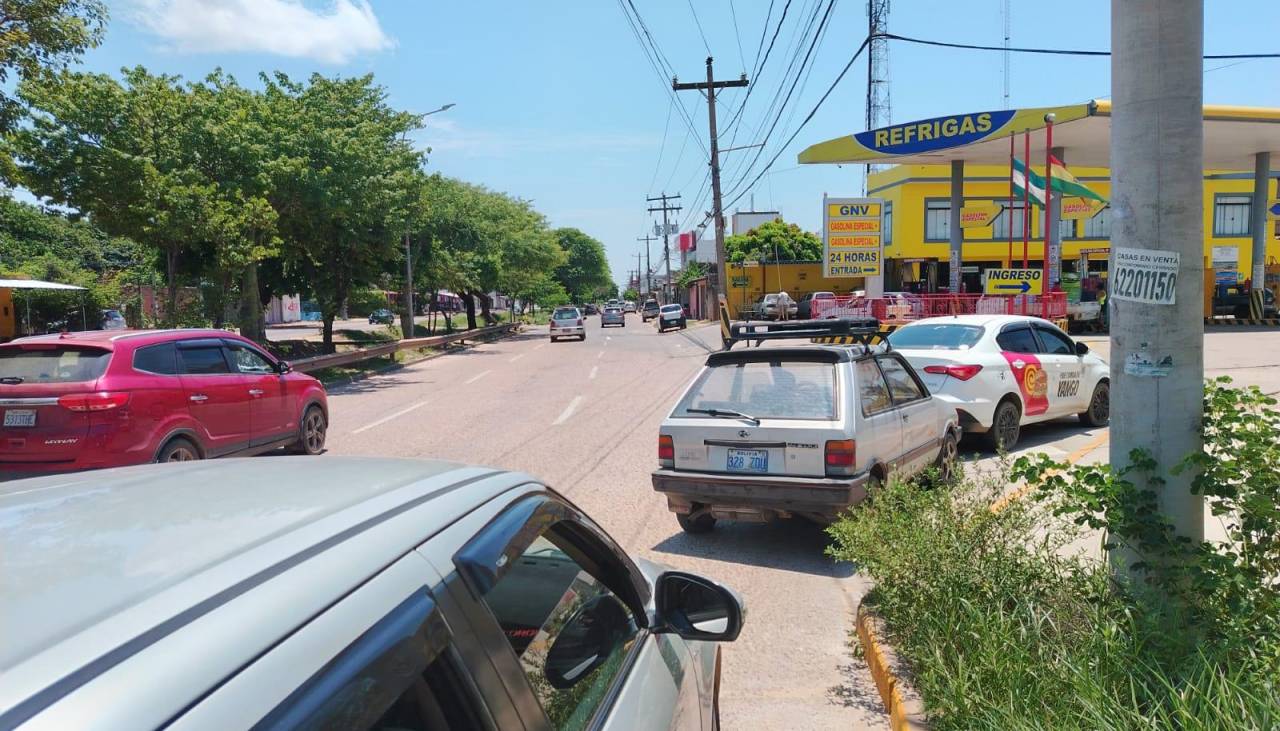 Regresan las filas de vehículos en busca de combustible en surtidores de Santa Cruz