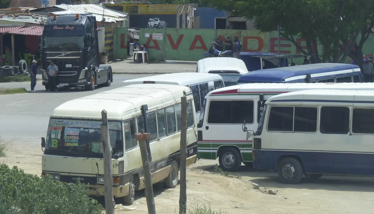 Transporte público ratifica paro y bloqueos de caminos desde el lunes en rechazo a la eliminación de la subvención