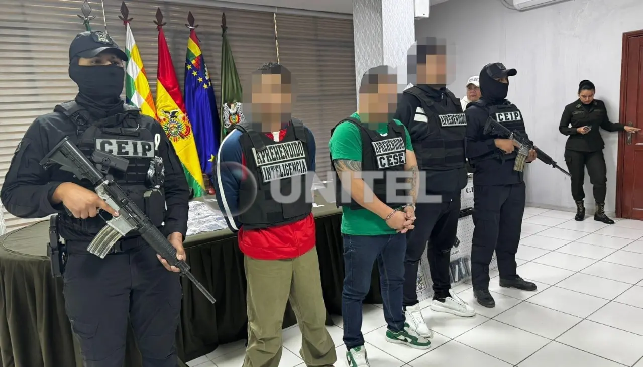 Caen tres hombres que pretendían “vender” un fusil de asalto en $us 5.500, informa la Policía