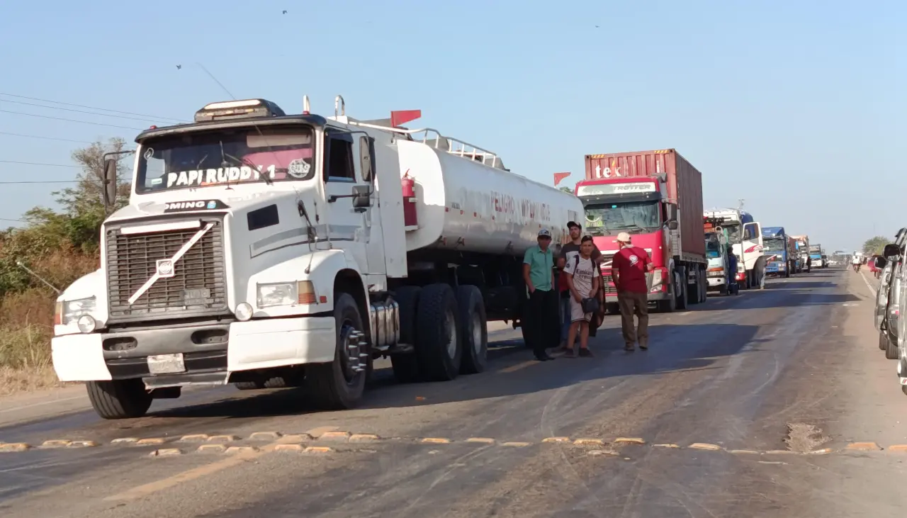 Los Troncos: Pobladores bloquean en la ruta Santa Cruz-Trinidad; exigen pupitres para un colegio