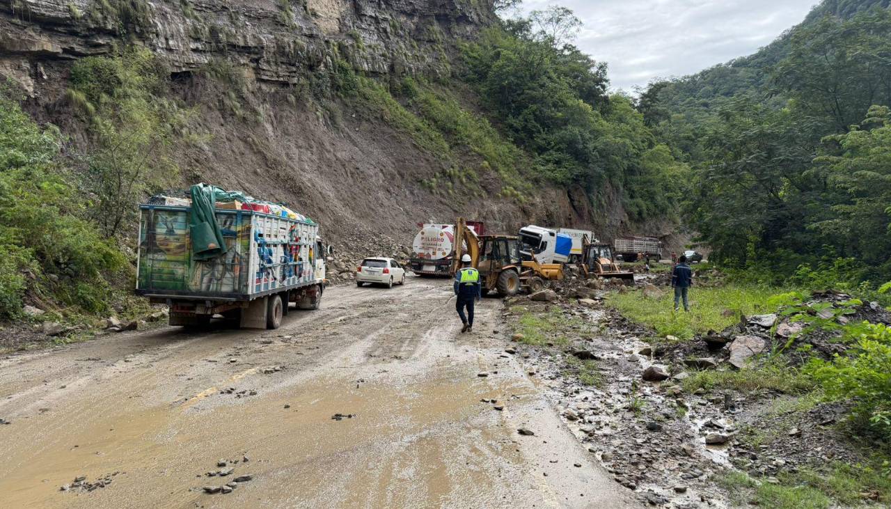 Solo hay un carril habilitado para transitar entre Santa Cruz y Cochabamba por la antigua carretera