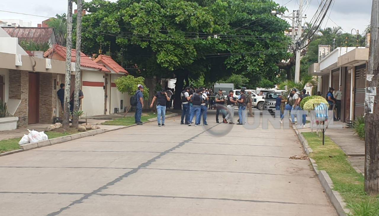 Video: Grupos especiales de la Policía buscan a los sujetos que acribillaron a un capitán en Santa Cruz