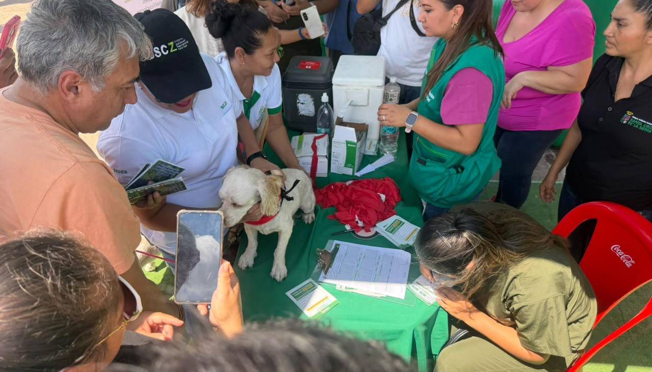 Con sus mascotas en brazos, familias participan de la vacunación antirrábica en toda Bolivia