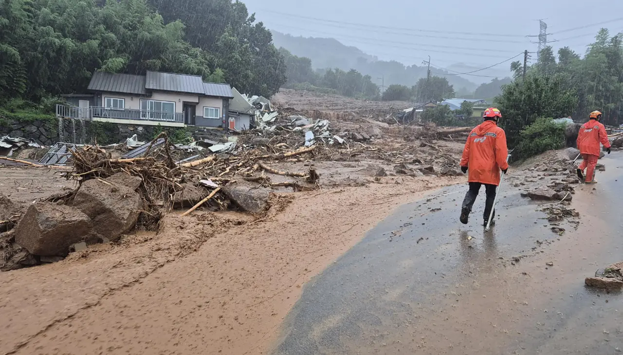 Sube a 14 el número de muertos por las lluvias en Corea del Sur
