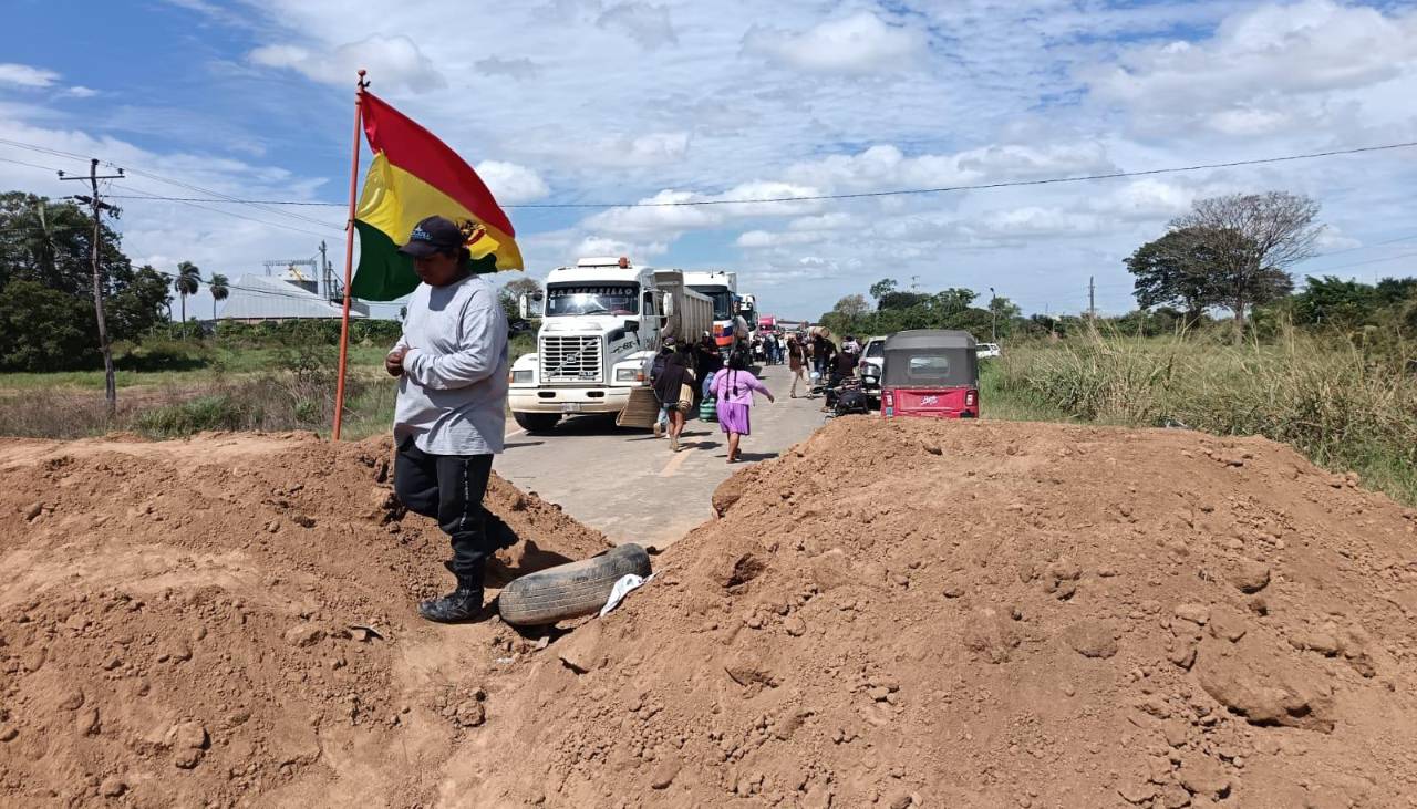 Cisternas y camiones con alimentos están varados en carreteras y fronteras por los bloqueos