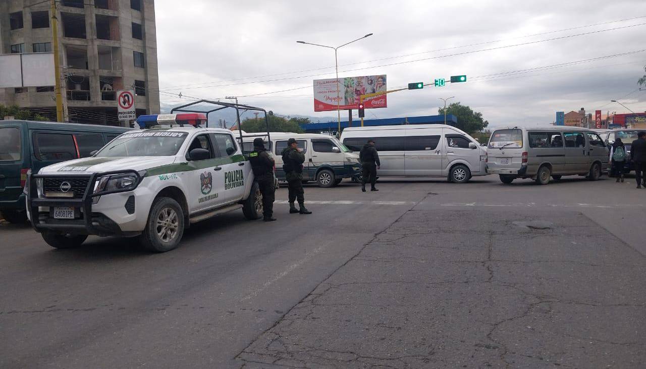 Debido al bloqueo de transportistas, suspenden las salidas de Cochabamba al occidente del país