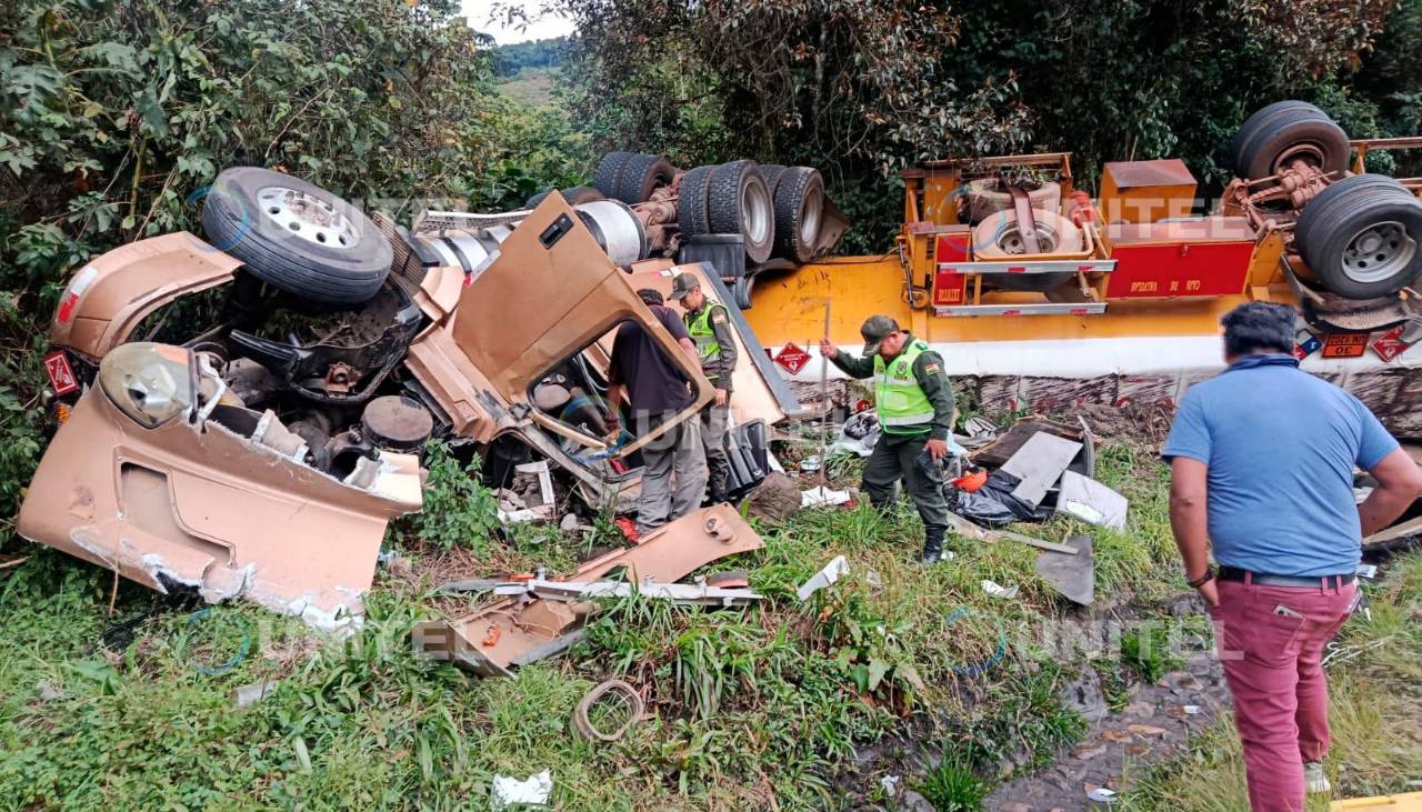 Muere el conductor de una cisterna cargada con diésel tras accidente en la ruta Cochabamba - Santa Cruz