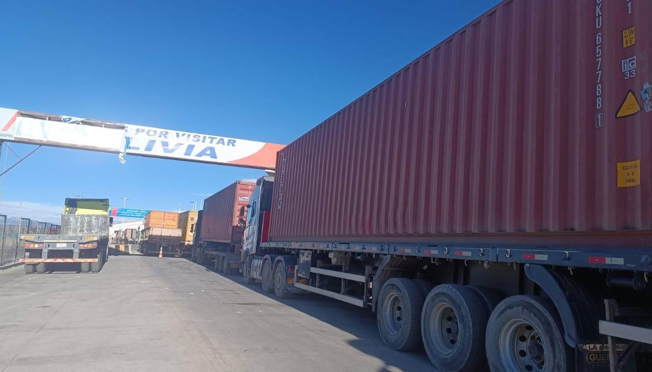 Transportistas varados en Pisiga: Reportan fila kilométrica por reducción de horario en frontera con Chile 