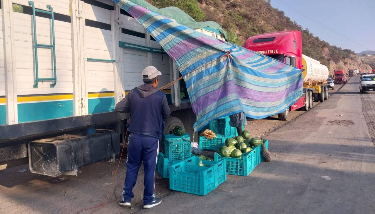 Ante bloqueos, productores y transportistas optan por vender su mercadería en la carretera antes que se malogre