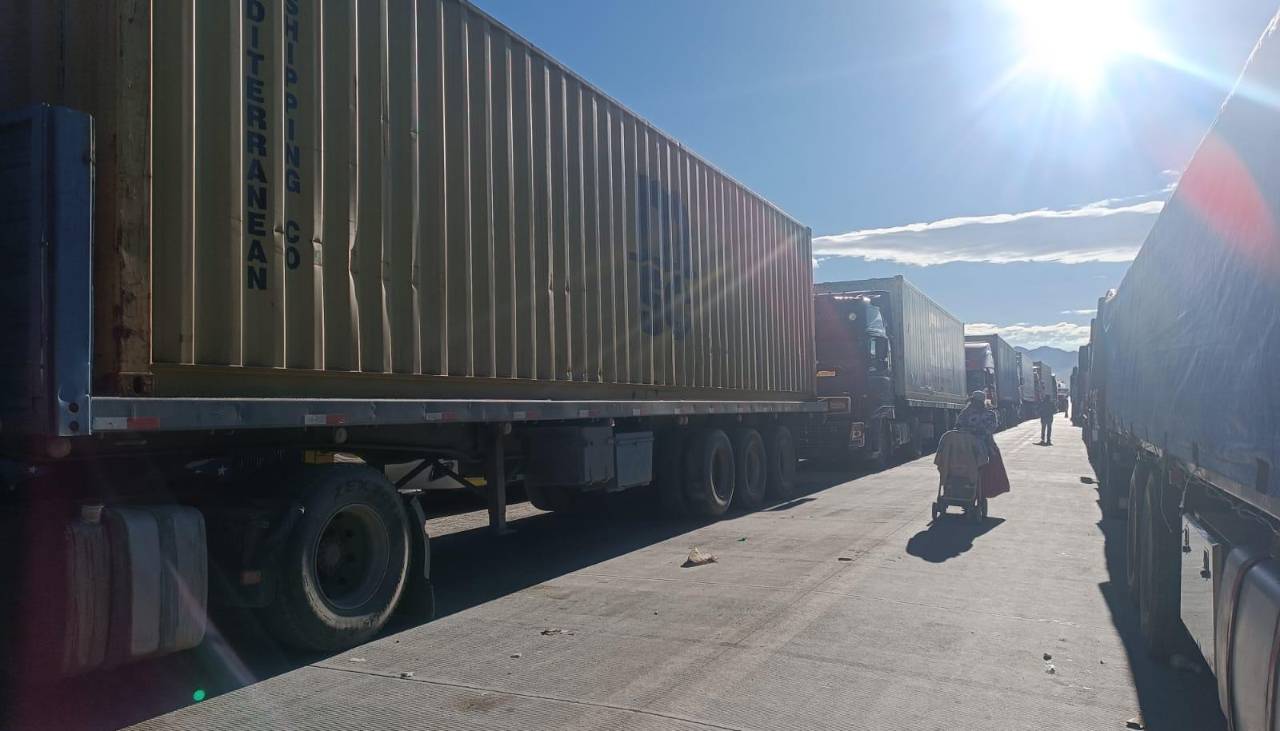 Transporte en emergencia: Filas de cuatro días en surtidores limitan viajes a uno por mes