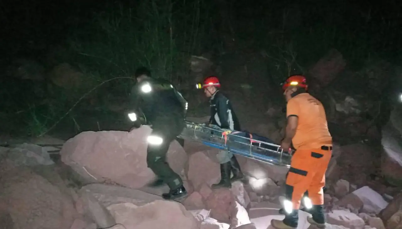 Hombre muere tras caer a un barranco cuando intentaba guiar a un bus