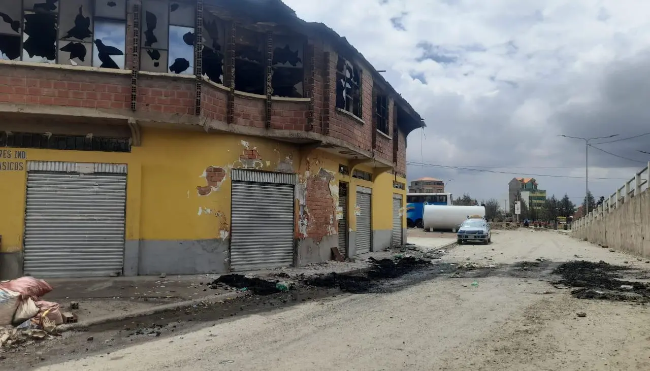 “Hubo asaltos y violaciones”: Vecinos queman bar clandestino en El Alto tras denuncias de hechos delictivos