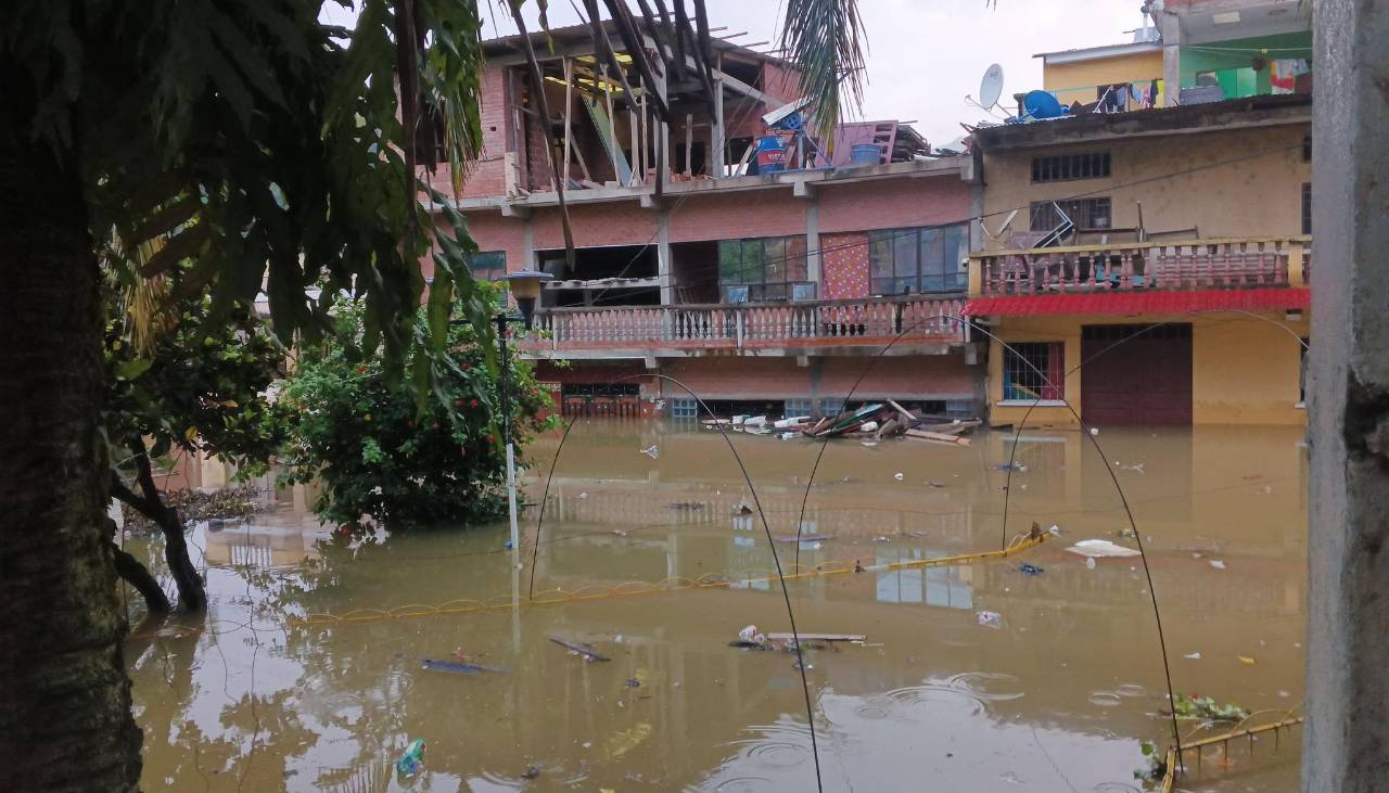 “Esto va a caer”: Emergencia en Tipuani; desborde del río deja bajo el agua a varios barrios y los afectados urgen ayuda