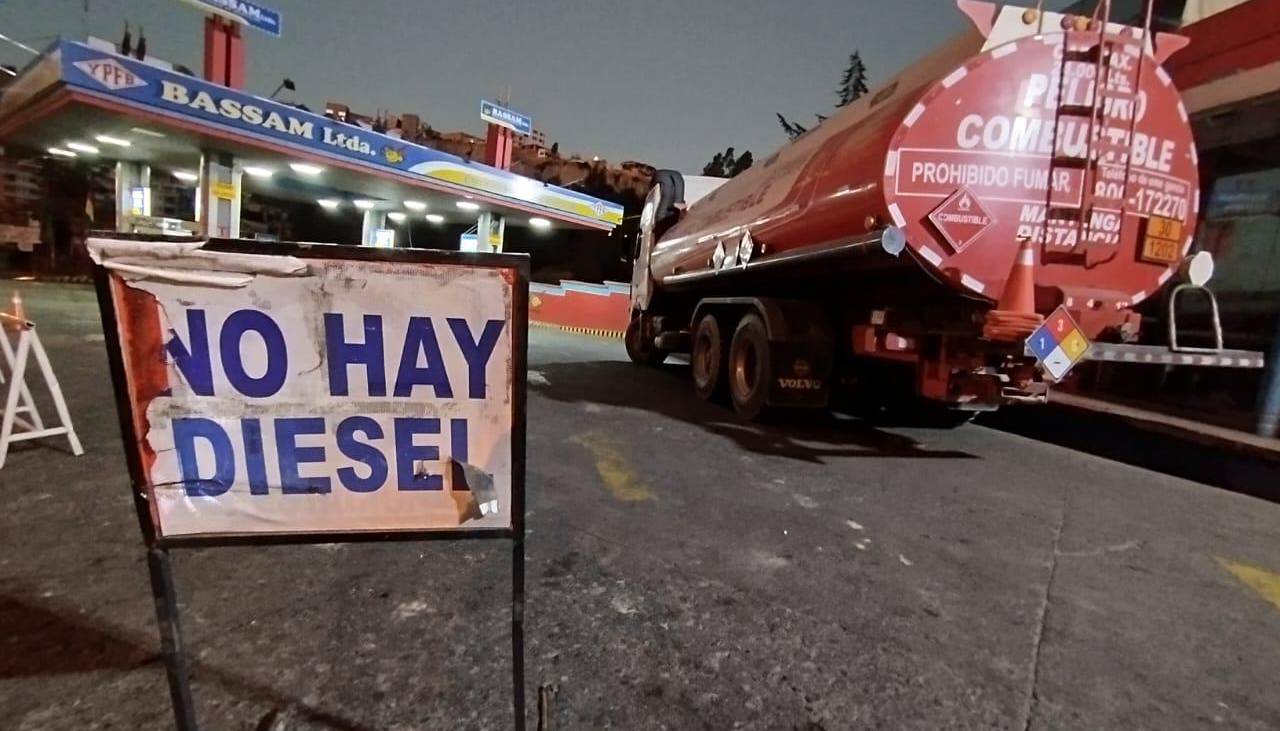 Falta de diésel afecta al transporte y provoca filas en surtidores; las salidas de buses son irregulares