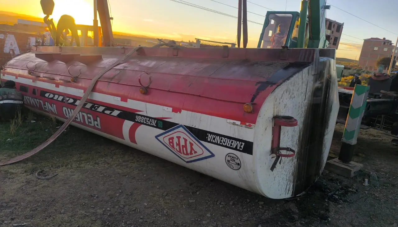 Cisterna con combustible vuelca en la ruta La Paz–Oruro; conductor aparentemente se durmió, reporta la Policía