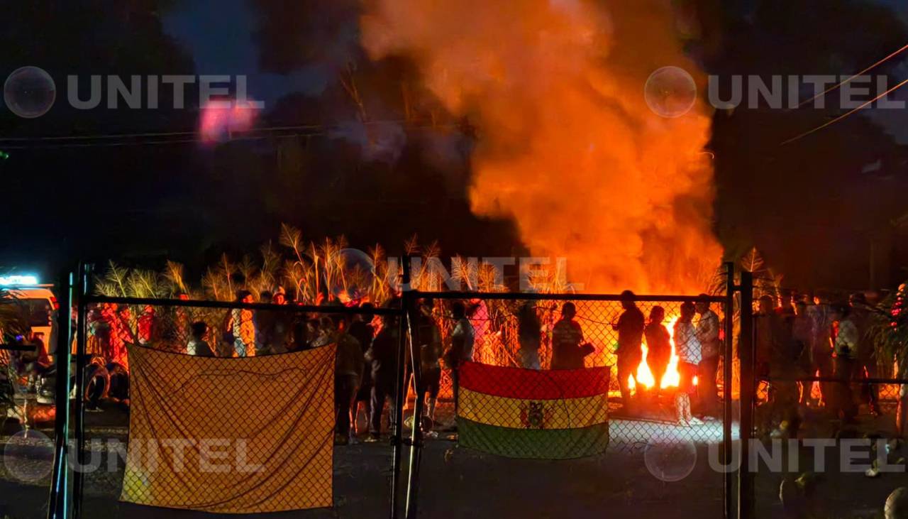 Cocaleros cercan el ingreso al comando de Umopar en Chimoré tras apagón en el trópico