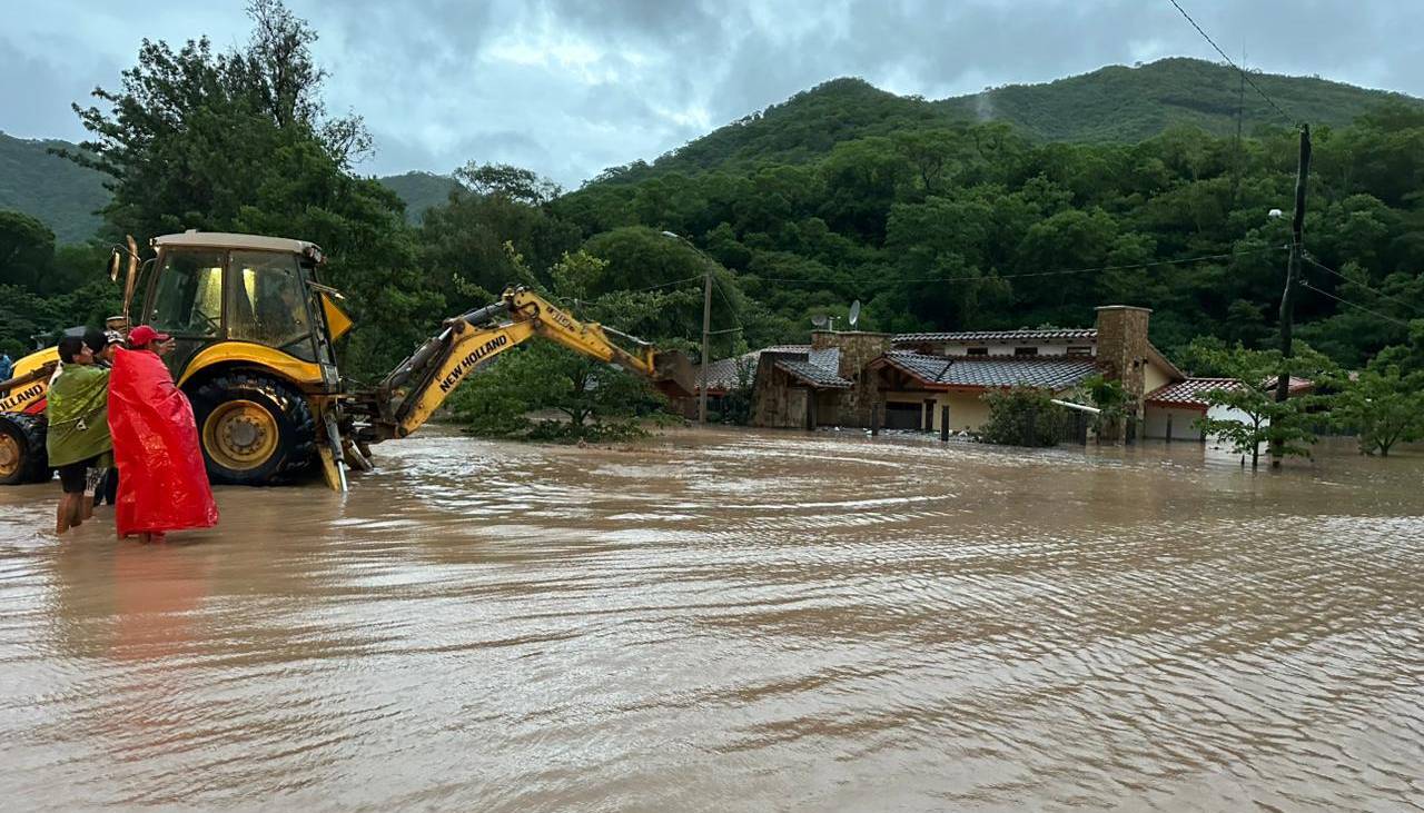 Emergencia: Lluvias causan inundaciones, desaparecidos, carreteras dañadas y una alerta roja por crecida de ríos
